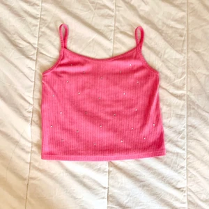 H&M crop top XS - beblingad skrikrosa ribbad croptop, använd några gånger. i fint skick💗