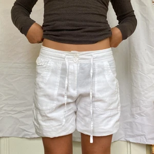 Linneshorts  - Jättefina linneshorts som egentligen är trekvartsbyxor💕 det är väldigt lätt att bara klippa av eller sy upp för att göra dem till shorts! Väldigt bra skick👍