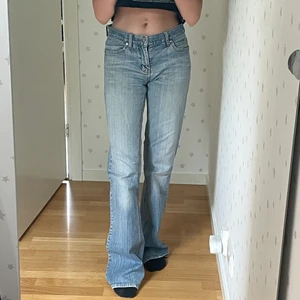 Lågmidjade jeans - Säljer dessa lågmidjade jeans med utsvänga ben. Älskar dessa sjukt mycket, men tyvärr lite stora. I storlek 34, och är ifrån Only. Köpta för 559kr, buda från 250🥰Många intresserade”