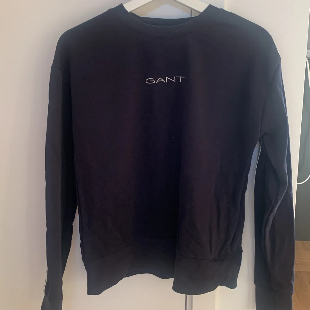 En super snygg Gant tröja i stl xs, marinblå med märkning på ryggen. Använd 1 gång 10/10. Tröjor & Koftor.