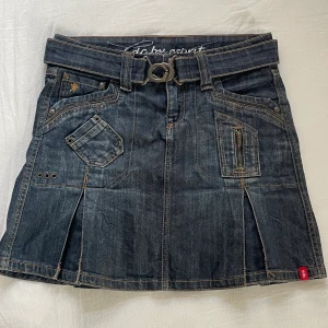 Esprit 90s kjol - Supersnygg jeanskjol från Esprit. Sitter snyggt och lågmidjat på! 