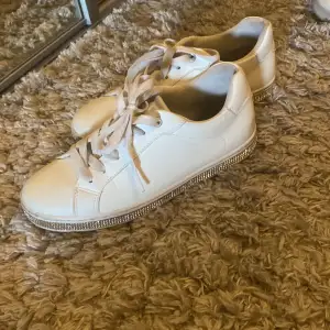 Snygga vita skor med glitter ditaljer, använda ett fåtal gånger! 
