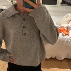 Fin sweatshirt  - Jätte mysig och härlig sweatshirt från pull & bear varsamt använd och i nyskick kontakta om ni har frågor eller vill ha flera bilder säljer också kjolen på bild 3 storlek M men passar mig som oftast bär S