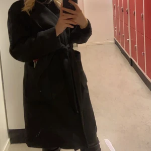Kappa - Säljer min svarta kappa som jag köpte för knappt ett år sedan. Storlek XS. Kan tänkas gå ner i pris vid snabb affär! Skriv för mer bilder