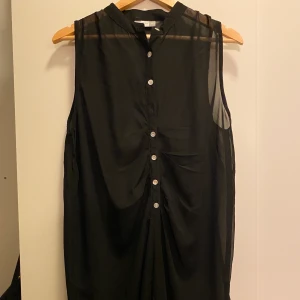 Svart blus - Fin svart blus Stl. 40 är som M Ny skick, oanvänd 