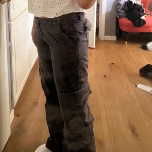 Cargopants - Cargobyxor lågmidjade från Gina tricot! Knappt använda då de är för stora. De är strl 40 men mer som en 38. 