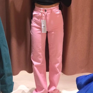 Rosa jeans  - Säljer dessa super snygga rosa jeans i storlek 32 från Gina pga det blivit för små. Har sytt  upp dom, men det går lätt att göra dom långa igen. Har en lite svart märke som inte går att få bort.