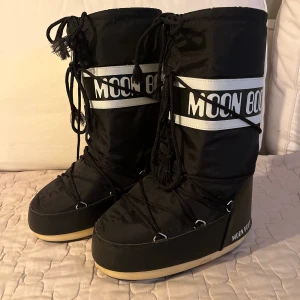 Moonboots - Sjukt snygga moonboots knappt använda, riktigt bekväma och varan perfekta till vintern!!❤️