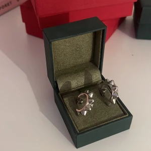 edblad örhängen  - svin snygga örhängen från edblad! med coola nitar på