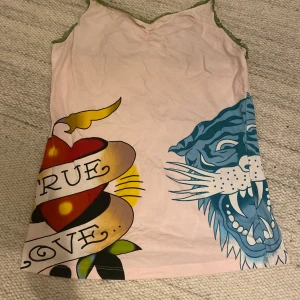 Ed hardy Linne - Säljer nu mitt älskade linne från Ed hardy!! Den är i fint skick😋⚡️⚡️