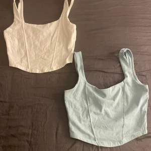 2st toppar i grön och vit - Grön och vit topp 1 för 40kr  2 för 70kr