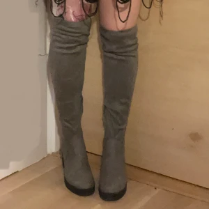 Grå over-knee stövlar i ”mocca” - Grå over-knee stövlar i ”mocca”. 