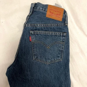 Levis 501 - Levis 501 i nyskick, använda ca 2 gånger.  W23 L28 Frakt betalas av köparen 