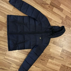 Lyle and scott Lightweight Puffer Jacket  - Säljer min vinterjacka eftersom den blivit för liten för mig. Den är välanvänd i två vintrar men är fortfarande i ett fint skick. Jackan är bekväm och varm. Köpte den för 1800 kr.