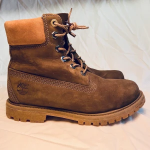 Timberland Kängor - Väldigt sparsamt använda Timerland kängor. Säljes pga att dom är lite för små för mig och dom legat i mitt förråd tills nu. Känns roligare om någon vill använda dom :)  Färg: Grön/Beige Storlek: 38 (känns som en 37)