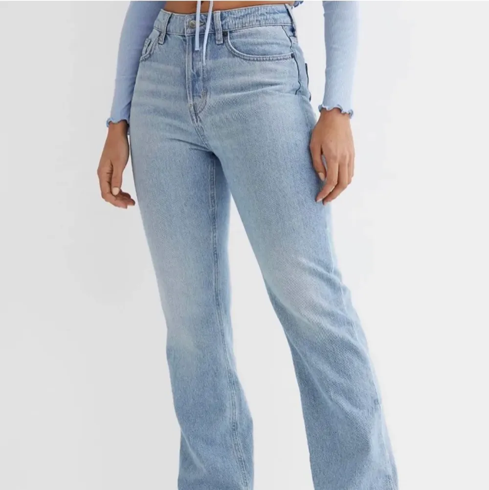 Jätte snygga ljusblåa jeans som ja tyvärr inte använder💙 passa någon runt 175cm men går alltid att klippa i dom till sin egen längd💙 vid fler frågor skriv gärna privat💙. Jeans & Byxor.