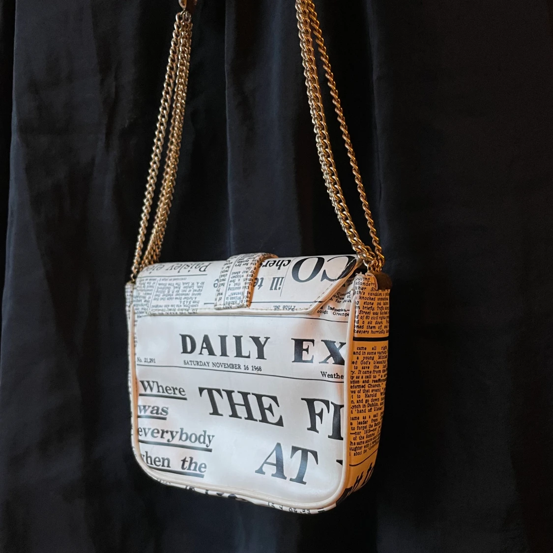 Axelväska med tidningsmönster - 90