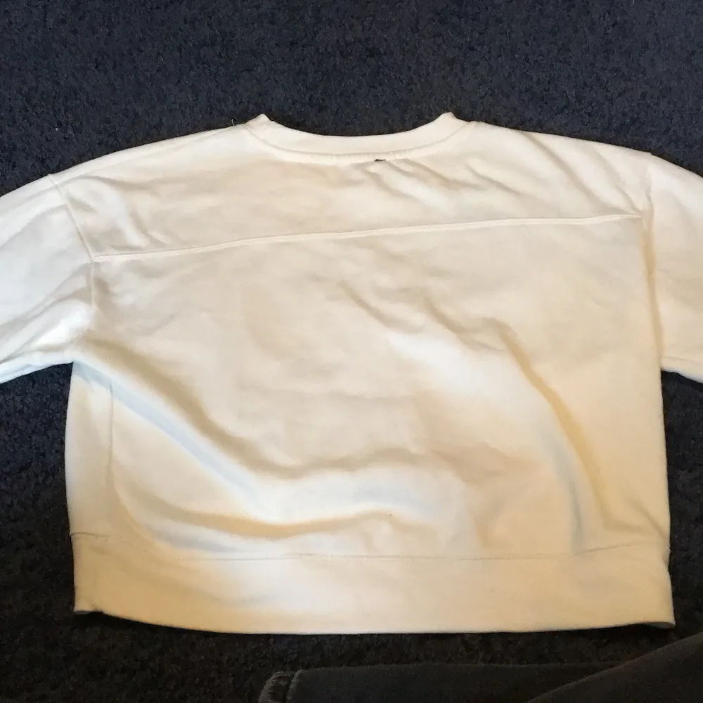 Snygg vit sweatshirt från zara i storlek s🤍 . Tröjor & Koftor.