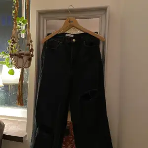 Garderobsrensning!  Säljer bland annat dessa skater jeans från Zara 🌺 Om du hittar något mer du gillar kan pris absolut diskuteras! 🥰