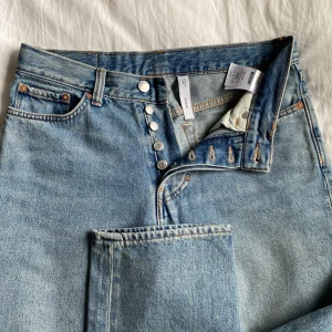 Weekday jeans blå - Ett par nästan helt oanvända (Max 3 gånger) jeans från weekday i modellen Space - herrmodell - men funkar för alla! Modellen är rak & lågmidjade 🤩