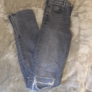 Jeans - Super fina gråa jeans från zara med slits vid fötterna och hål i knänarna i storlek 34 ❤️ använda ca 2 gånger och köpta för väldigt länge sen och de är därför jag säljer dom. Köptes för ca 550 skulle jag tro men kommer inte helt ihåg 💕 frakt tillkommer