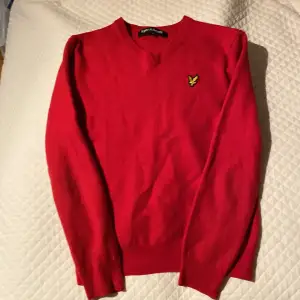Röd v-ringad tröja från Lyle&scott. L i barnstorlek men passar för alla med xs. Jag själv har storlek M och den är för liten för mig (kolla bild).