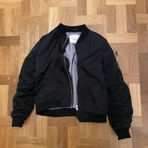 Svart bomberjacka - Svart bomberjacka i storlek M. Knappt använd och välbevarad. Ficka på vänstra armen. 