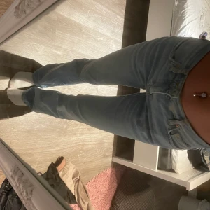 Ljusblå lågmidjade jeans från Gina💕 - Säljer för att de inte passar mig, fint skick🤍 150kr + frakt 