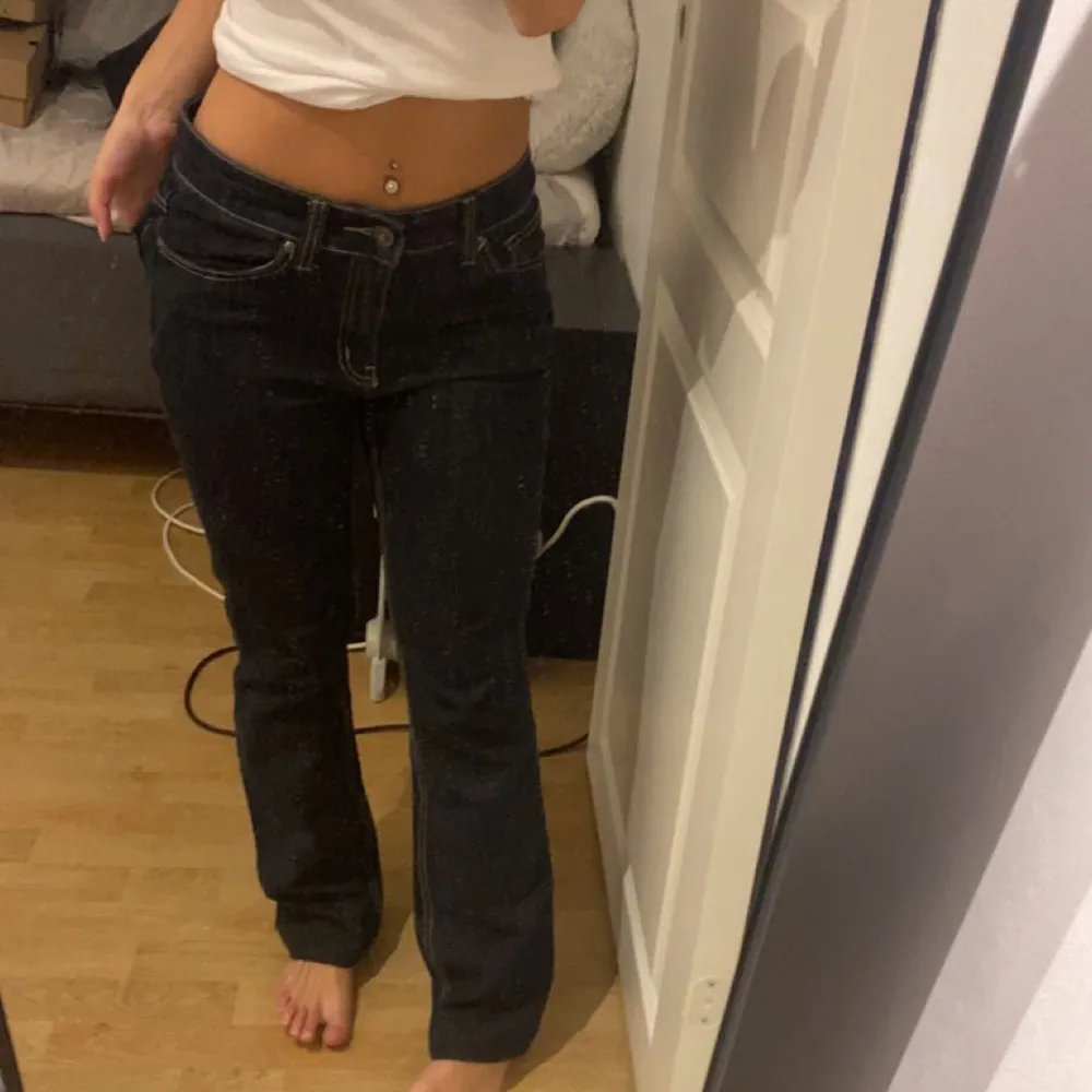 Lågmidjade jeans köpt second hand, väldigt unika och snygga, sitter bra på mig som har 36/38 i jeans, bra i längd på mig som är 163❤️‍🔥. Jeans & Byxor.