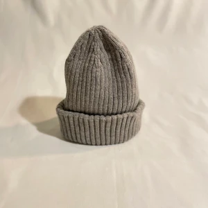 Mössa ribstickad grå - Oanvänd ribstickad mössa