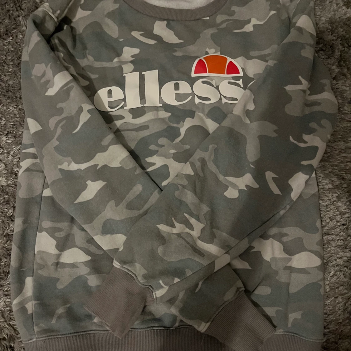 Militärmönstrad tröja från Ellesse