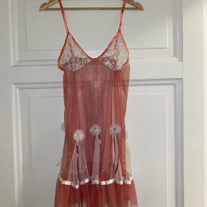 Skit fin genomskinlig klänning - Jätte jätte söt. Men använder inte. Den är rosa med vita detaljer. Köpt second hand. Skriv för bilder eller frågor 💕🍼köparen står för frakt