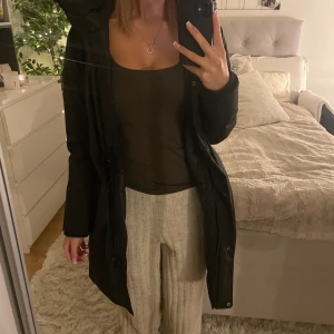 Vinterjacka - Säljer min vinterjacka som nästan aldrig kommer till anvädning eftersom jag använder en annan, jackan är köpt för 999kr på rea 🫶🏽 betalning sker via swish, frakt tillkommer men jag kan även mötas upp i stockholm oavsett vilket plagg!