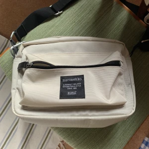 Marimekkoväska  - Vit, mellanstorlek. Knappast använd. Jättefint skick. Frakt tillkommer. 