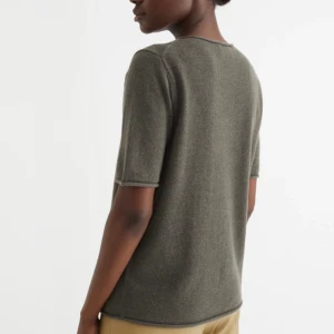 Kashmir tröja - Säljer min supersnygga Kashmir tröja från softgoat då den ej kommer till användning. Knappt använd och som ny! Köpt för 1200 (sista bilden)  Tröjan säljs ej längre! OBS färgen är den som visas på första och sista bilden! Box och allt finns! Skriv gärna💕💕