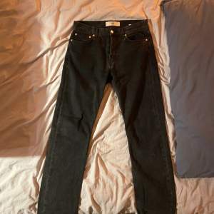 Sefr Straight Cut Jeans Rinsed Black Skick: 9/10 Storlek: 31 Nypris: 1600 Säljer för: 800