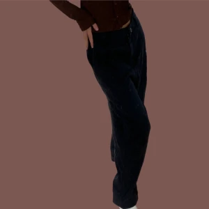 weekday byxor - mörklblåa byxor i storlek 36 från Weekday. ser ut som jeans men de är sköna som mjukisbyxor. sitter snyggt oversized på mig som är XS/storlek 34, men passar såklart storlek 36 också. bra skick! hör av dig om det är något 💙