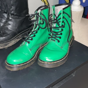 Kängor  - Dr martens kängor i en ok skick, repor osv lite här o var som man kan se på bilderna. 