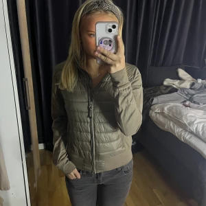 Jättesnygg parajumper - En parajumper jacka som är i fint skick, säljer då den aldrig kommer till användning.  använd fåtal gånger.