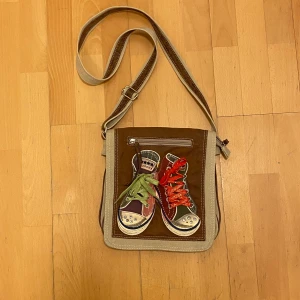 Väska - En fin väska jag har köpt här på plick, kommer tyvärr dock ej till användning vilket är synd eftersom den är ganska unik, en fläck på baksidan därav priset. Om du vill ha fler bilder eller har några frågor är det bara att kontakta mig 😀