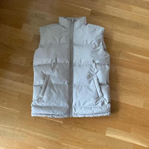 Weekday Puffer Väst - Weekday puffer väst   Storlek XS men sitter som M/L  Pris 249kr  Modellen är 168cm och väger 58 kg, har vanligtvis på sig 36 i byxor och S/XS i tröjor