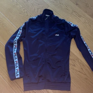 FILA Zip  - Säljer då den är för liten. , den är som ny skick. Storlek S