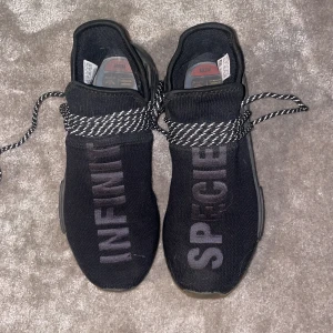 Human Race Inf. Species storlek 40 2/3 - Använda ett få tal gånger; bra skick. Sällsynt storlek! Nypris 2000 SEK. Köpta på Shoe Locker Berlin