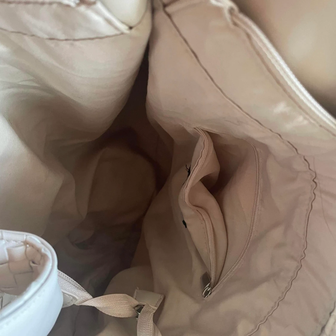 Beige flätad bottega liknande väska  - 91