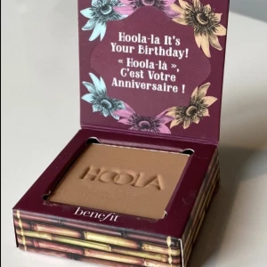 Benefit Hoola Bronzer mini - Ej fullstor men mer produkt än deras vanliga mini. Frakt m frimärke & direkt swish till mig 15kr, välj ej Köp Nu isåfall. Samfraktar för minsta möjliga frakt kostnad för dig. Kontakta mig angående detta