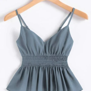 Topp - Säljer denna fantastiska topp från shein! Har jätte fint material och passar perfekt till värmen. 