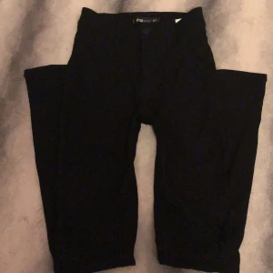 Svarta jeans  - Jag säljer ett par svarta skinny jeans från new yorker! Dem är högmidjade och i fint skick, om du har några frågor är det bara att höra av sig 💕 säljer eftersom dem tyvärr har blivit försmå på mig❤️