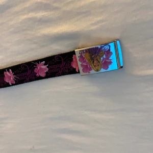Hanna Montana bälte - Hanna mantana bälte köpt secondhand nytt skick, använt två gånger.💕 skriv privat för frågor.