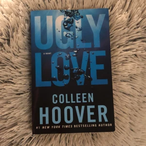 Ugly love -colleen hoover  - Säljer Ugly love av den kända författaren colleen hoover, denna bok är väldigt populär på tik tok och är SÅ bra!❤️ 