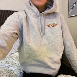 Ganni hoddie - Använd men i bra skick. Från Ganni. 